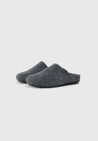 Zoccoli grigi con una suola nera liscia e dettagli in pelle sui lati. Design elegante e arrotondato per un comfort ottimale.