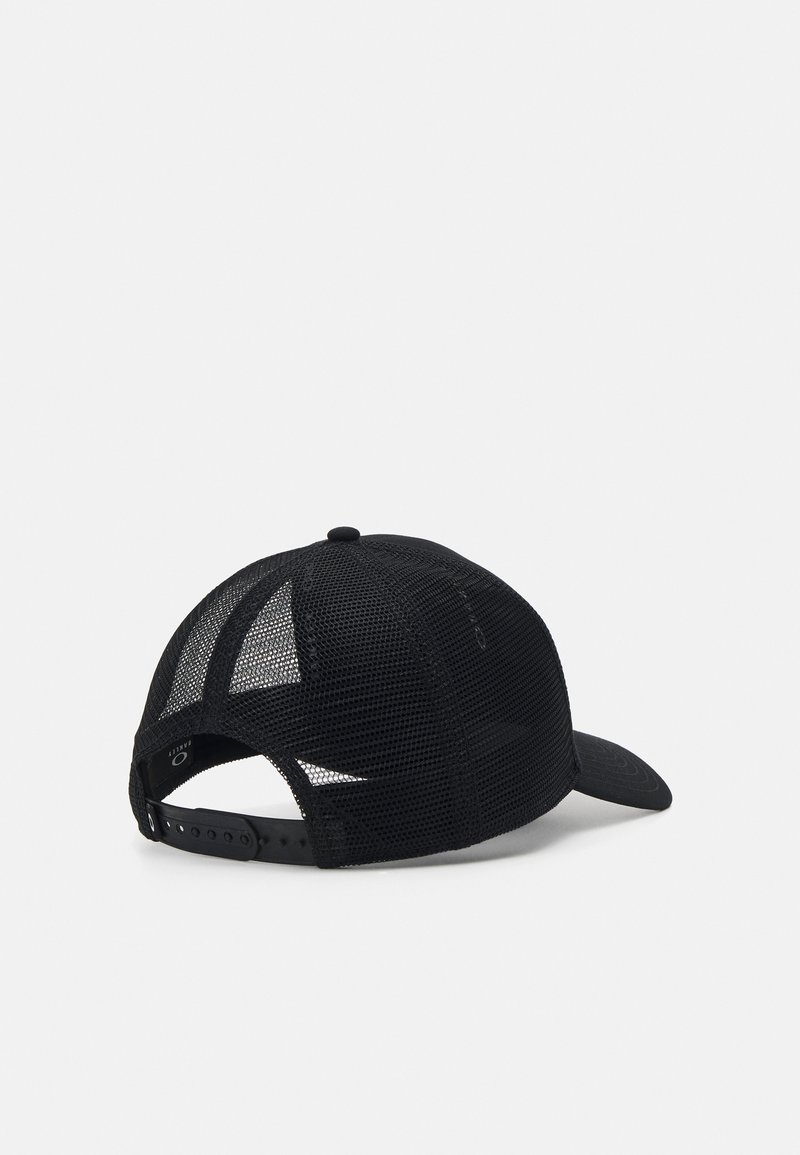 Svart meshkeps med en böjd skärm, justerbar snapback-stängning och ventilerade bakpaneler för andningsförmåga.