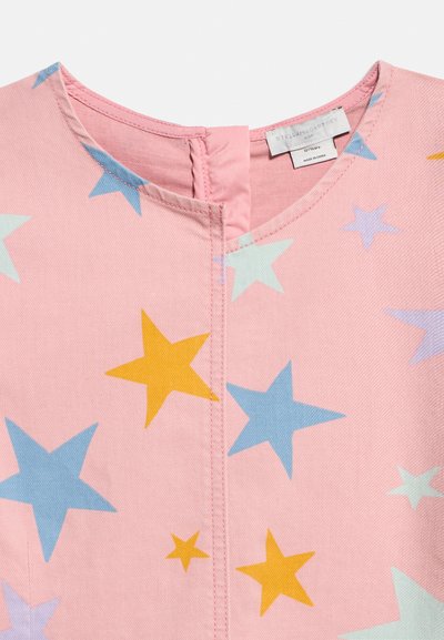 Ροζ παιδικό πουκάμισο με πολύχρωμα μοτίβα αστεριών σε κίτρινο, μπλε, μωβ και ανοιχτό πράσινο, με στρογγυλή λαιμόκοψη και ραφή μπροστά.