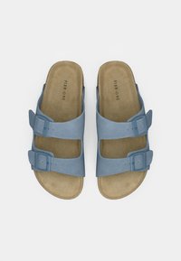 Ζευγάρι μπλε κα στόρινα σανδάλια χωρίς λουράκια με δύο ρυθμιζόμενους ιμάντες και μπεζ μαξιλαρωμένες σόλες με την επωνυμία "Pier One"