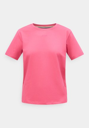 Svetlo rožnata majica kratkih rokavov z okrolim izrezom in subtilnim reliefnim logotipom »BOSS« na sredini prsnega koša na enobarvnem ozadju.