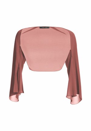 Femme portant une robe midi fluide couleur vieux rose avec des manches cape transparentes, taille cintrée et talons dorés à brides, debout, main sur la hanche.