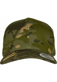 Căciulă de camuflaj în nuanțe de verde și bej, cu un design structurat și o vizieră curbată, având un eticheta rotundă pe lateral.