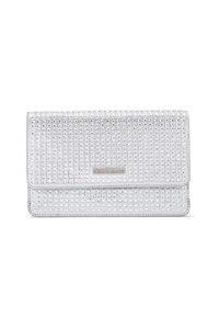 Borsa a mano argento con superficie testurizzata, adornata con brillanti strass, dotata di chiusura a patta e un'etichetta del marchio sul davanti.