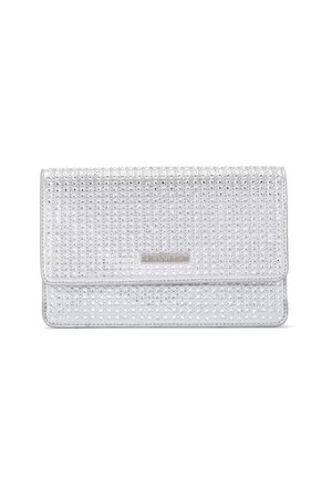 Pochette argentée avec une surface texturée, ornée de strass scintillants, dotée d'une fermeture à rabat et d'une étiquette de marque à l'avant.