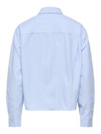 Svetlomodrá košeľa s dlhými rukávmi, s bielymi vertikálnymi a horizontálnymi pruhmi, manžety zapnuté na gombíky, zobrazená zo zadnej strany.