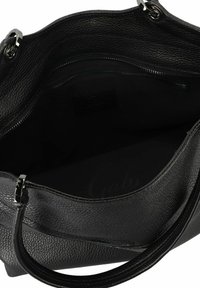 Sac fourre-tout en cuir noir avec finition texturée, grande ouverture, quincaillerie en argent et poche zippée intérieure. Doublé en tissu foncé.