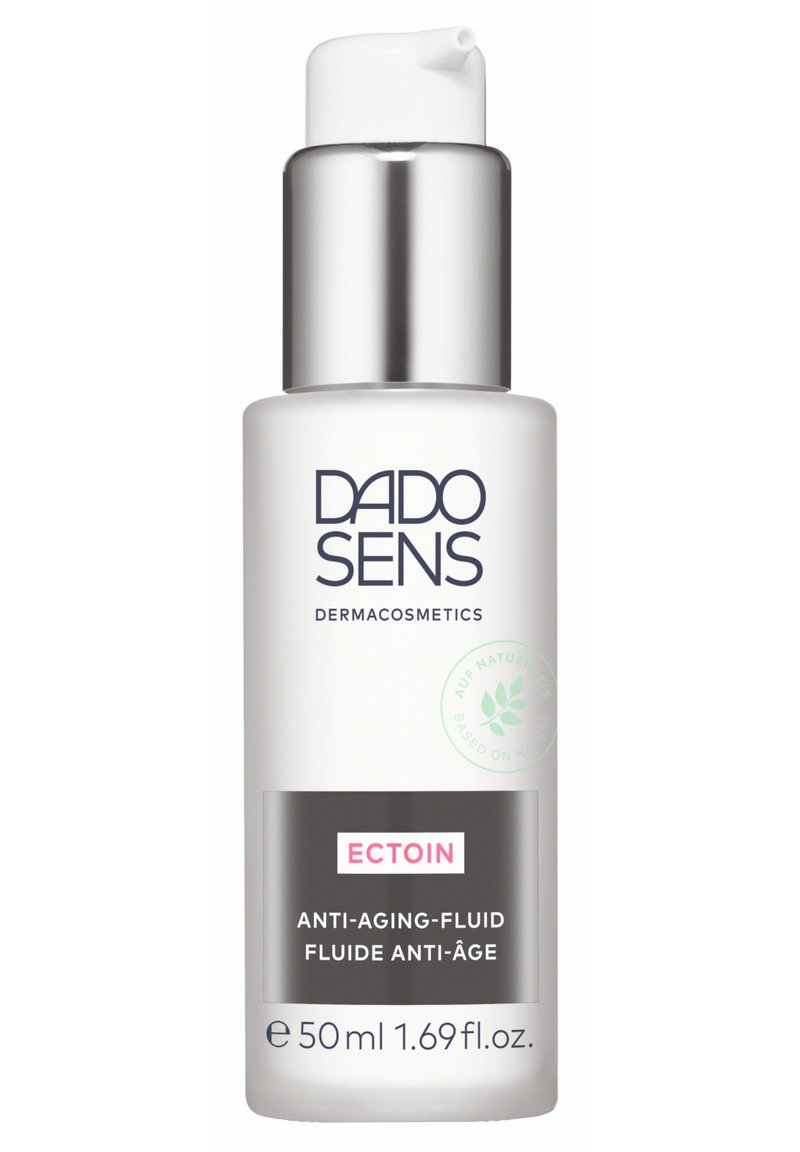 Weiße Plastikflasche mit einem silbernen Pumpspender. Besitzt blauen Text und ein grünes "natürlich"-Etikett. Größe: 50 ml, Anti-Aging-Fluid.