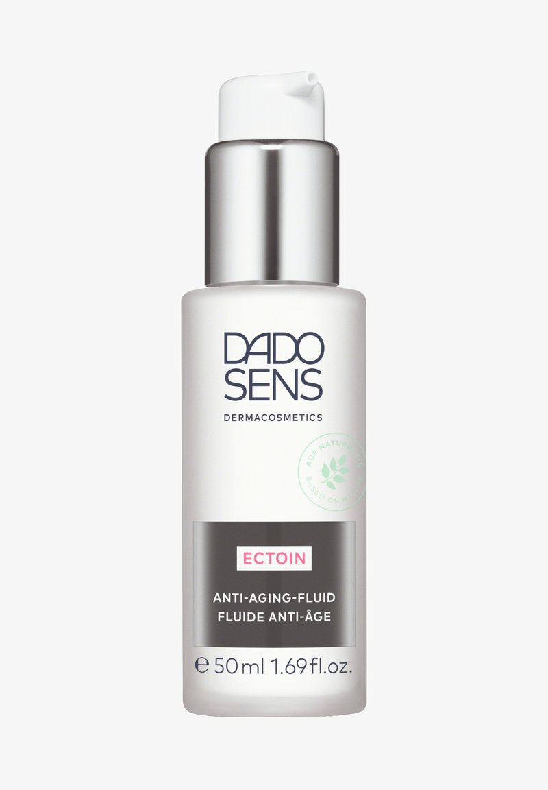 Weiße Plastikflasche mit einem silbernen Pumpspender. Besitzt blauen Text und ein grünes "natürlich"-Etikett. Größe: 50 ml, Anti-Aging-Fluid.