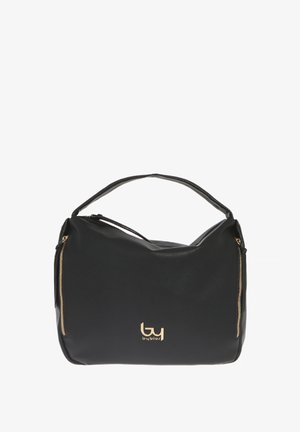 Borsa nera sintetica con un ampio scomparto principale, due dettagli in zipper dorati e un logo sul davanti. Texture morbida e forma arrotondata.