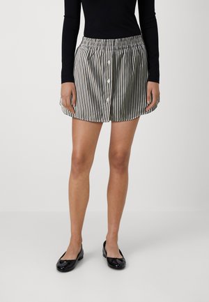 Jupe rayée en coton noir et blanc, avec une taille élastique et une fermeture à boutons à l'avant, longueur genou avec un ourlet évasé.
