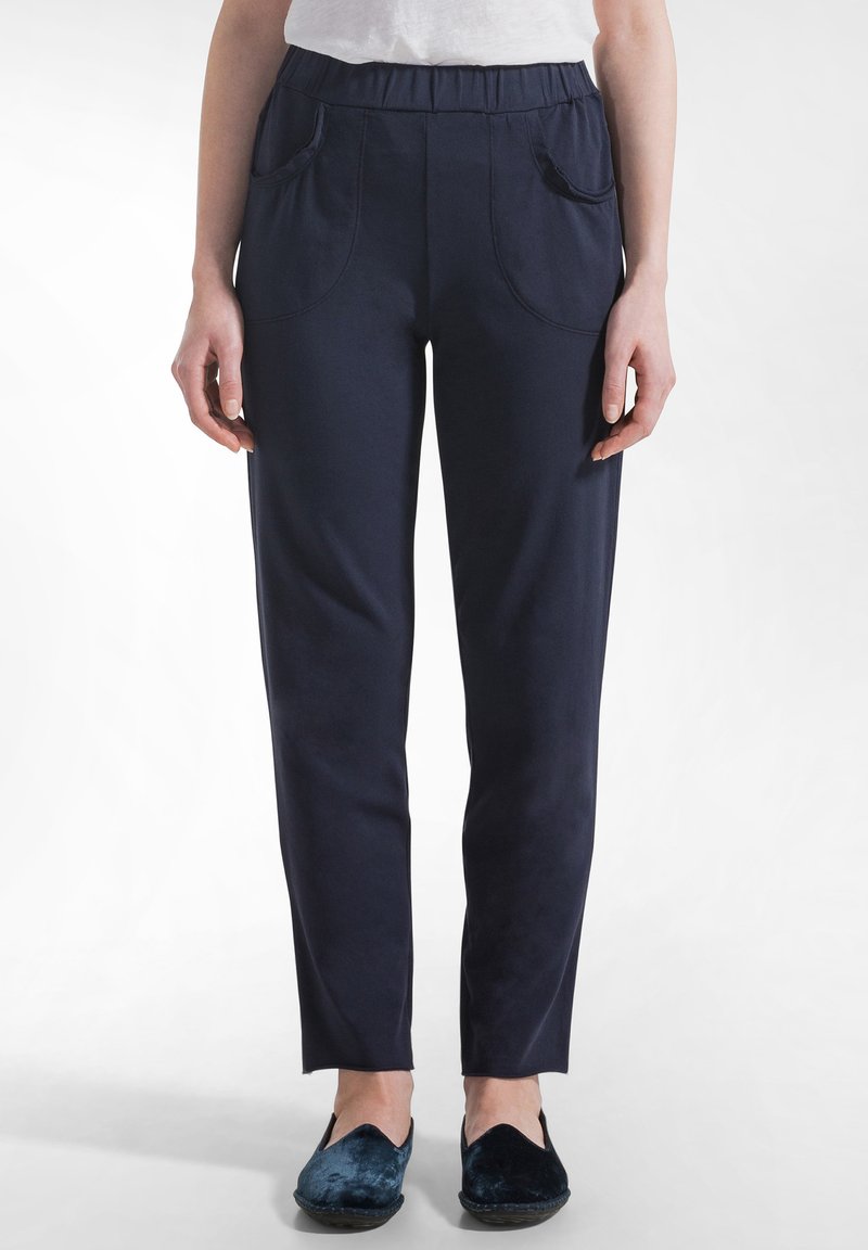 Námořnicky modré kalhoty z měkké látky, s elastickým pasem, dvěma předními kapsami a úzkým, rovně střiženým střihem nohavic.