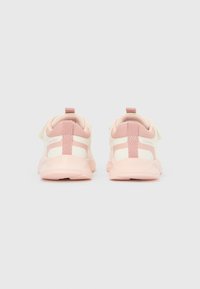 Pár růžových a krémových tenisek Calvin Klein zobrazených zezadu na jednobarevném bílém pozadí.