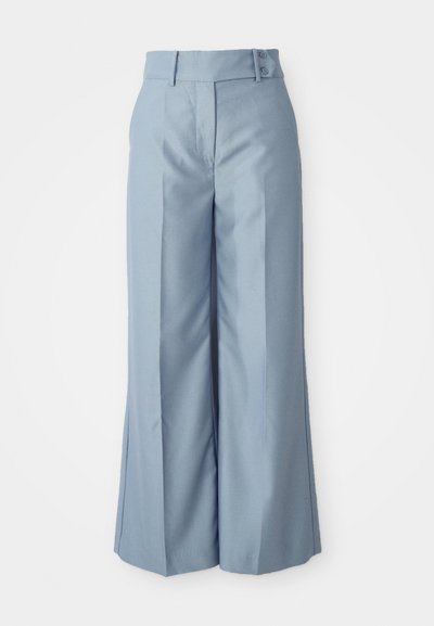 Calças largas de um azul claro feitas de um tecido suave, com uma cintura alta, dois botões na frente e costuras prensadas para um aspeto mais ajustado.