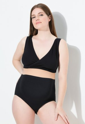 Zwart zwemset met een v-hals top met brede bandjes en een high-waisted onderstuk. De stof lijkt soepel en rekbaar, geschikt voor water.