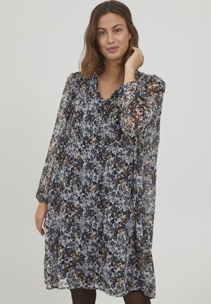 Robe fleurie mettant en valeur un décolleté en V, des manches longues transparentes et une coupe ample. Présente un motif de fleurs bleues, blanches et brunes sur un fond clair.