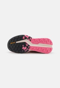 Suela de zapato con un diseño robusto; goma negra texturizada con acentos rosas y tacos triangulares para agarre; marca Continental visible.