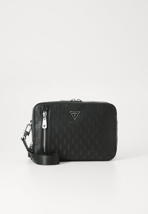 Črna sintetična torba čez ramo z embosiranim geometrijskim vzorcem, srebrnim okovjem, zadrgo in nastavljivim trakom. Vključena podrobnost logotipa.