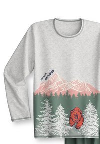 Graues Langarmshirt mit einem Grafikdesign von Bergen und Bäumen in Pink und Grün, mit einem orangefarbenen Bären-Detail und dem Text "Outdoor Explorer".
