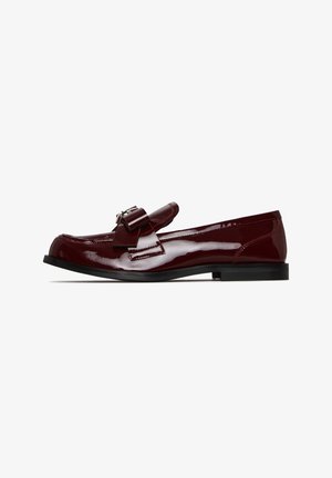 Bordeaux patentleren loafers met een gestikte voorkant en decoratieve strikdetail. Lage zwarte hak en een gladde, glanzende textuur.