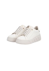 Weiße Leder-Sneaker mit dicker Sohle, ausgestattet mit beigen Schnürsenkeln und Akzenten. Das Design umfasst gestickte Details und eine strukturierte Gummisohle.