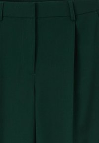 Pantalon vert foncé en tissu doux, avec des plis avant, des détails de couture subtils et une taille ajustée avec passants de ceinture.