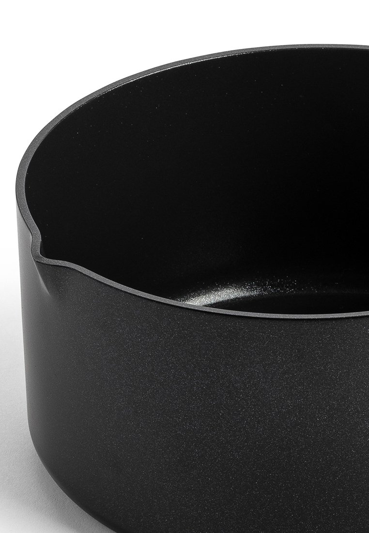 Czarny garnek kuchenny o gładkiej, matowej powierzchni, zaokrąglonych krawędziach i wylewce. Wnętrze ma błyszczącą powierzchnię.