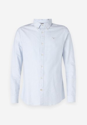 Světle modrá košile s dlouhým rukávem a límečkem na knoflíky, texturovaná tkanina, zapínání na knoflíky vpředu a malé vyšívané logo na hrudi.