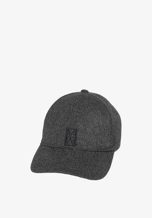 Grijze baseballcap met een gebogen rand, voorzien van een gestructureerd zwart logo op het voorpaneel. Het materiaal lijkt zacht en stevig te zijn.