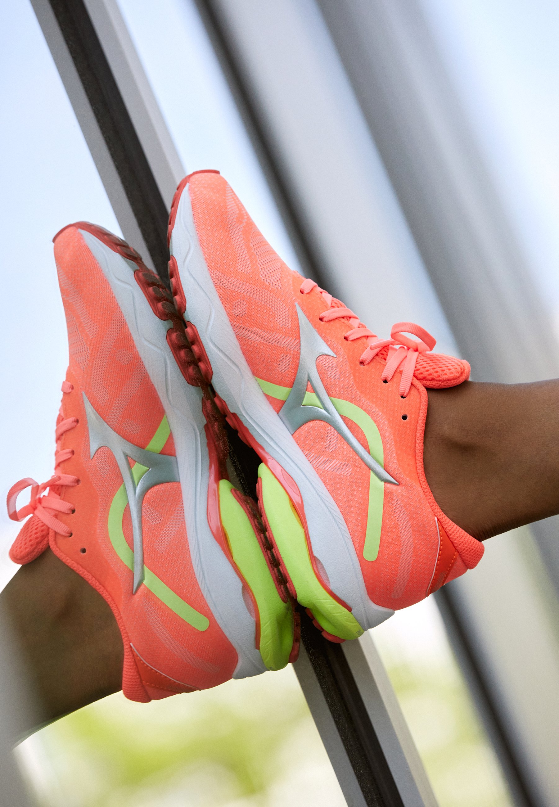 Mizuno WAVE ULTIMA 13 - Neutralios pronacijos bėgimo bateliai - neon  flame/silver/neo lime/koralų - Zalando.lt