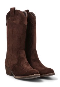 Un par de botas vaqueras de ante marrón con patrones decorativos bordados y un bajo tacón de madera apilado.