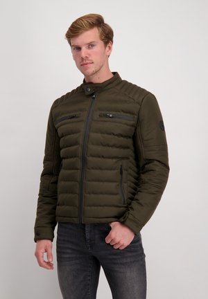Olijfgroene gewatteerde jas met een staande kraag, twee ritsborstzakken en textuursidepanelen. Voorzien van zwarte hardware accenten.