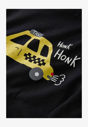 Material negru cu un grafic galben de taxi, accente în carouri, text alb cu inscripția „Honk Honk” și un detaliu cu lumină roșie de semnalizare.