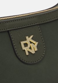 DKNY CAROL - EW BAGUETTE - Mala de mão - military green