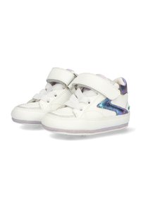 Witte leren sneakers met klittenbandsluitingen, getextureerde accenten in iriserend paars, ronde neus, gewatteerde zool en vetersdetails.
