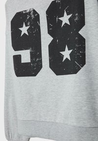 Šedá mikina s strukturovanou, opotřebovanou černou grafikou s číslem "98" a hvězdami. Hladké manžety a lem. Měkká látka.