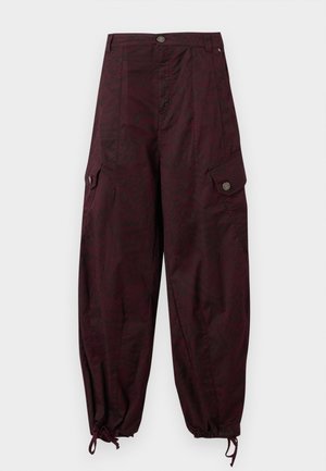 Kõrge vöökohaga tume maroonikarva lahtised püksid klapi taskute, nupu sulgemise, tõmblukuga ning reguleeritavate paeladega äärte juures.