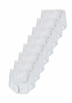 Sette slip bianchi da donna disposti in una pila diagonale su uno sfondo bianco.