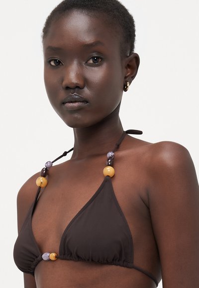 Bruine driehoek bikini met gathered randen en kraalaccenten in geel, paars en donkerbruin op de bandjes. Gladde textuur en verstelbare strikjes.