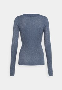 Pull ajusté en maille côtelée à manches longues de couleur bleu métallique, vu de dos.