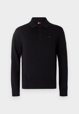 Čierna polo košeľa s dlhým rukávom vyrobená z pleteného materiálu, s klasickým golierom, troj-button zapínaním a malým logom na hrudi.