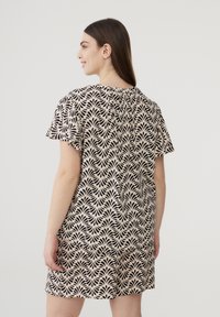 Abito a maniche corte con un motivo di foglie nere su sfondo beige chiaro, con scollatura arrotondata e dettaglio arricciato sul retro.