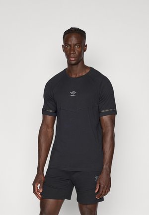 Zwarte sportieve T-shirt met korte raglanmouwen, voorzien van een subtiel logo op de borst en gemusterde accenten aan de mouwranden.