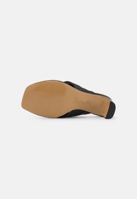 L37 SUSANNA - Mules de salto - black