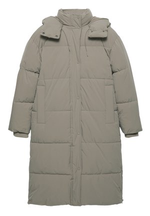 Dugi prošiveni kaput svijetlosive boje s visokim ovratnikom, zatvaranjem na kopče, dva bočna džepa i naglascima na ramenima. Glatka površina s uzorkom prešivanja.