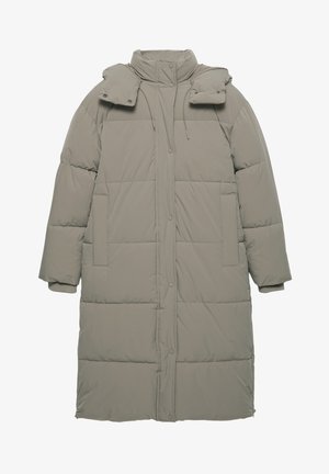 Dugi prošiveni kaput svijetlosive boje s visokim ovratnikom, zatvaranjem na kopče, dva bočna džepa i naglascima na ramenima. Glatka površina s uzorkom prešivanja.