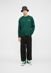 Redefined Rebel ABRAHAM TEE BOXY - Tops ar garām piedurknēm - rain forest