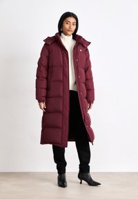 Tommy Jeans ALASKA LONG PUFF - Piumino lungo - deep rouge