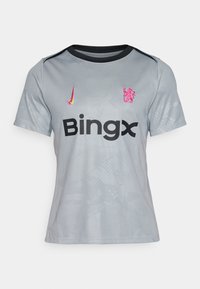 Harmaa urheilu paita lyhyillä hihoilla, jossa on musta kaulus ja pinkit logot Nike ja Bingx, sekä kankaan teksturoidut kuviot.