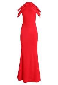 Abito da sera rosso con design aderente, collo a halter con spalline sovrapposte e gonna svasata che arriva fino al pavimento.